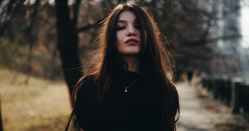 Comment une femme peut-elle s'habiller de manière minimaliste ?